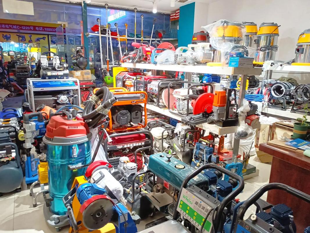 花花五金機(jī)電鑫港電器城西大正門(mén)北邊的那個(gè)通道靠大西邊c區(qū)12